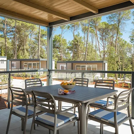 مكان تخييم 3 Bedroom Lovely Stacaravan In Vabriga بوريتش