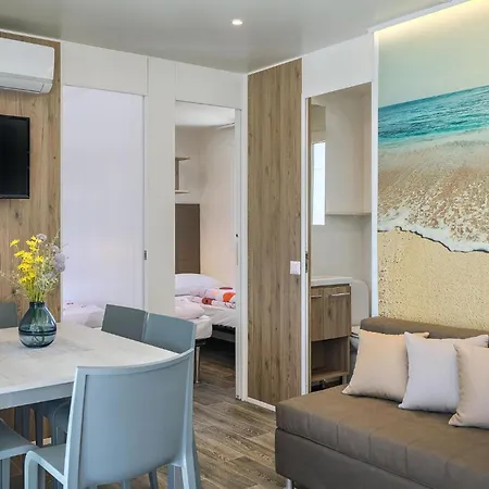 Кемпінг 3 Bedroom Beautiful Stacaravan In Vabriga