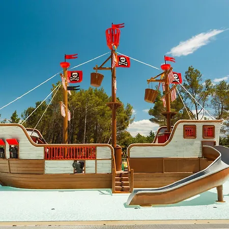 Кемпинг 3 Bedroom Beautiful Stacaravan In Vabriga