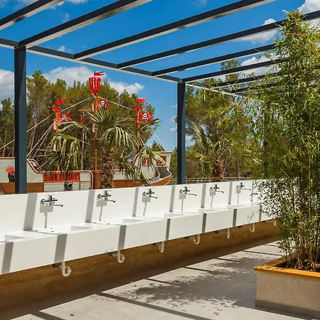 Campeggio 3 Bedroom Stunning Stacaravan In Vabriga Porec