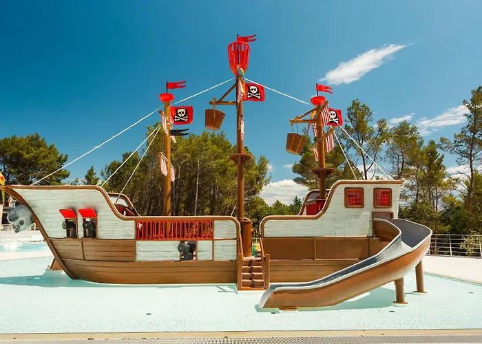 Кемпинг 3 Bedroom Beautiful Stacaravan In Vabriga