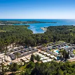 Campsite 3 Bedroom Beautiful Stacaravan In Vabriga Porec