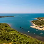 Campsite 3 Bedroom Beautiful Stacaravan In Vabriga Porec