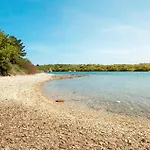 Campsite 3 Bedroom Beautiful Stacaravan In Vabriga 5*