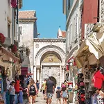 Campsite 3 Bedroom Beautiful Stacaravan In Vabriga